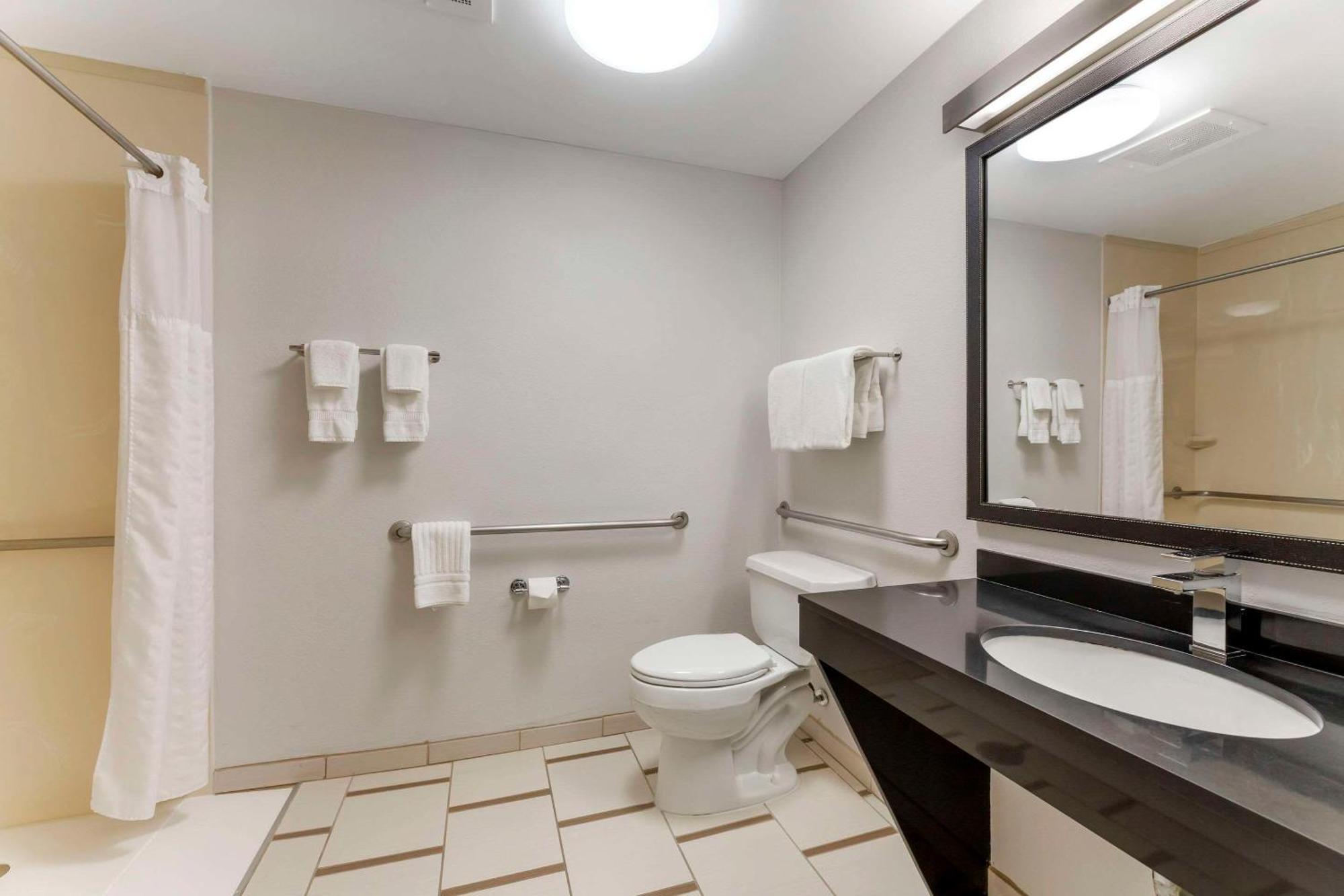 Comfort Inn & Suites Akron South Buitenkant foto