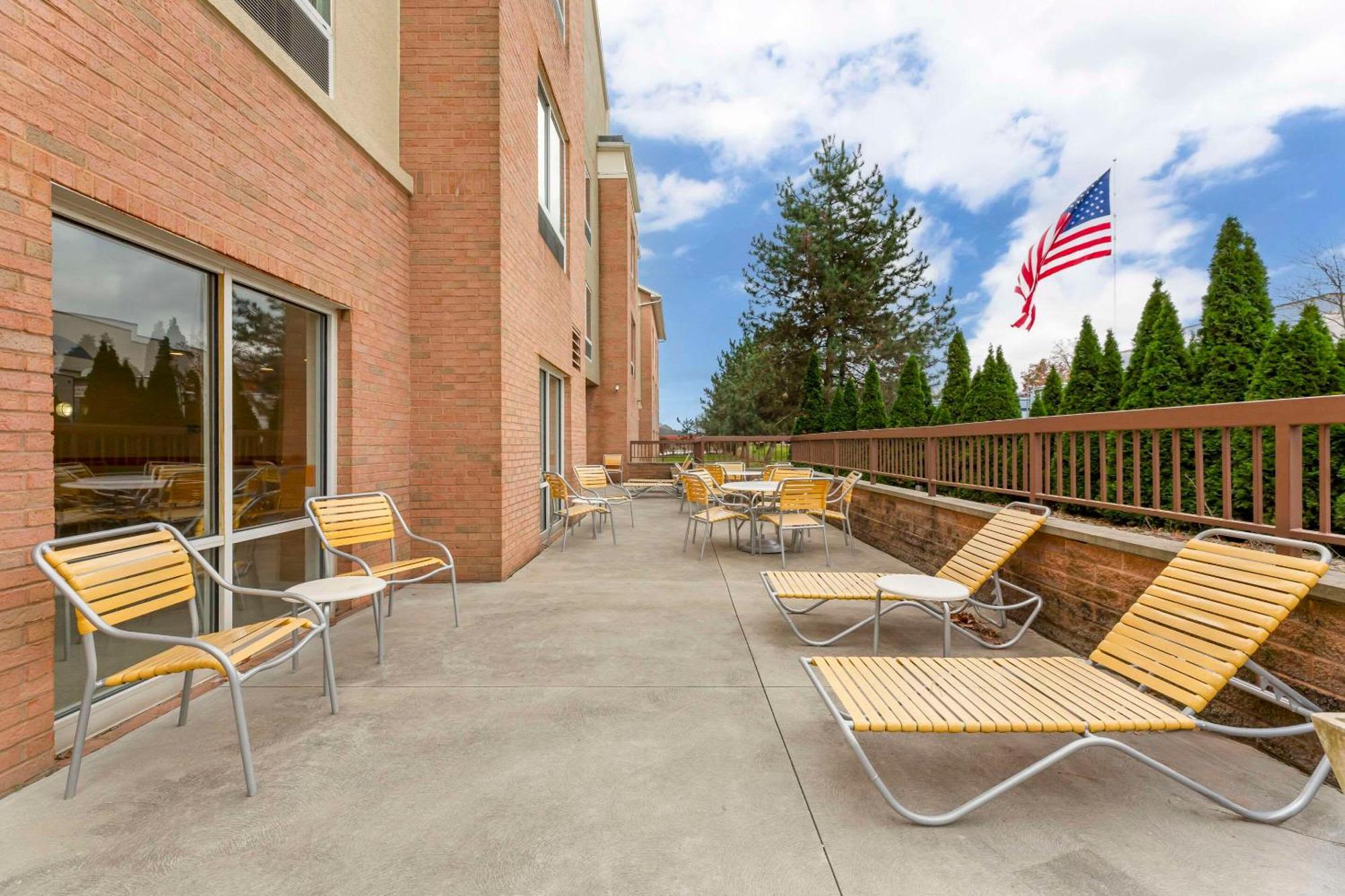 Comfort Inn & Suites Akron South Buitenkant foto